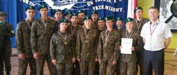 V Wojew&oacute;dzki Przegląd Musztry Klas Mundurowych [Zdjęcia]