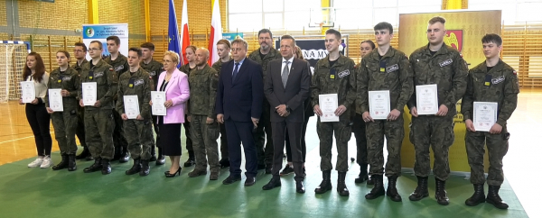 Uczniowie klasy III dąbrowskiego Zespołu Szk&oacute;ł zakończyli naukę [Film]