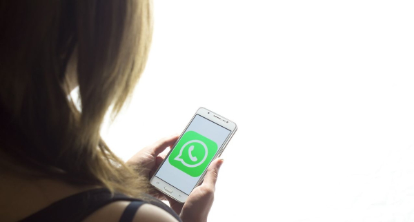 Aplikacje randkowe i komunikatory zmieniają relacje międzyludzkie. Coraz mniej czasu spędzamy ze sobą na żywo