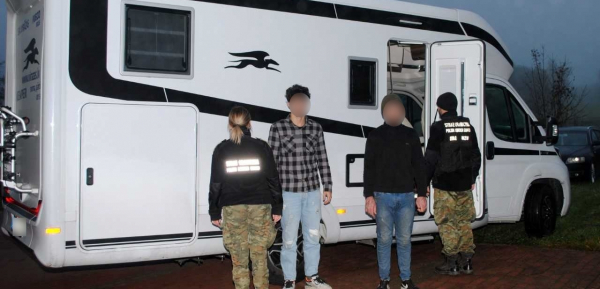 Łotysz przewoził kamperem migrant&oacute;w; został zatrzymany