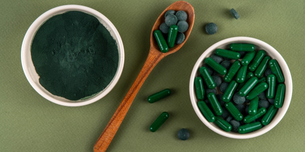 Chlorella czy spirulina? Por&oacute;wnanie właściwości, składu i działania popularnych alg