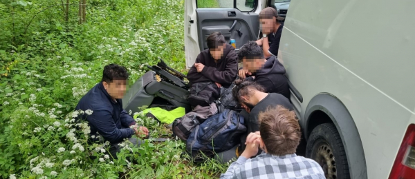 "Kurierzy" mieli w busie skrytkę do przewozu migrant&oacute;w [Zdjęcia]