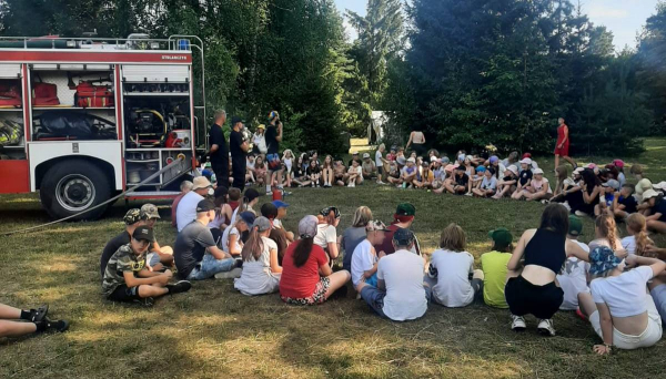 Wizyta strażak&oacute;w w bazie harcerskiej "KAMIONEK" w Kamiennej Nowej [Zdjęcia]