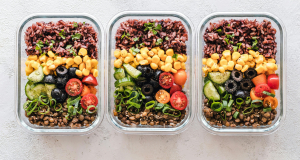 Pełne lod&oacute;wki po świętach. Mrożenie to nie jedyny spos&oacute;b na zagospodarowanie jedzenia