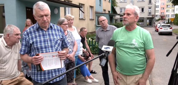 Spotkanie mieszkańc&oacute;w sp&oacute;łdzielni mieszkaniowej w Sok&oacute;łce w sprawie podzielnik&oacute;w ciepła [Film]