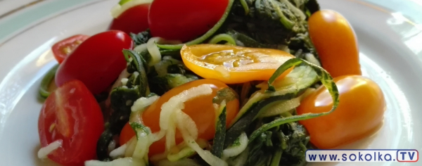 KĄCIK KULINARNY: Makaron z cukinii ze szpinakiem i pomidorkami