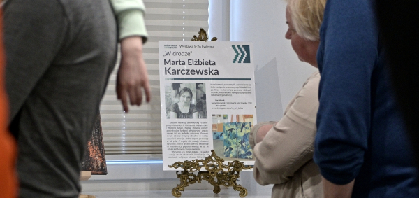 &bdquo;W drodze&rdquo; do malarskiego świata Marty Elżbiety Karczewskiej &ndash; wystawa [Zdjęcia]
