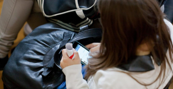 Ekspertka: mechanizm korzystania z medi&oacute;w społecznościowych jest podobny do grania w gry hazardowe