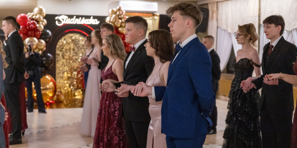 Taki bal pamięta się przez całe życie. Studni&oacute;wkowa noc maturzyst&oacute;w z Zespołu Szk&oacute;ł Rolniczych w Sok&oacute;łce.