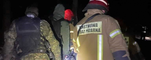 Funcjonariusze pomogli cudzoziemcowi kt&oacute;ry utknął na bagnach [Zdjęcia]