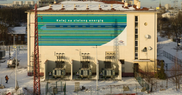 Kolej na zieloną energię &ndash; nowy mural na podstacji Warszawa Zachodnia od PGE Energetyka Kolejowa