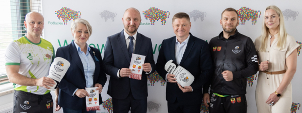 Młodzi bokserzy z UKS Boxing Sok&oacute;łka w urzędzie marszałkowskim