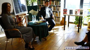 Spotkanie z poezją i refleksją. Ksiądz Kamil Dąbrowski gościł w Bibliotece Publicznej w Dąbrowie Białostockiej