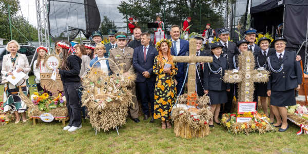 Zimno i padający z nieba deszcz nie przeszkodziły w święcie plon&oacute;w w nadgranicznym miasteczku.