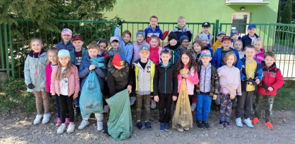 Uczniowie SP3 biorą udział w akcji &bdquo;Sprzątamy dla Polski&rdquo; [Zdjęcia]