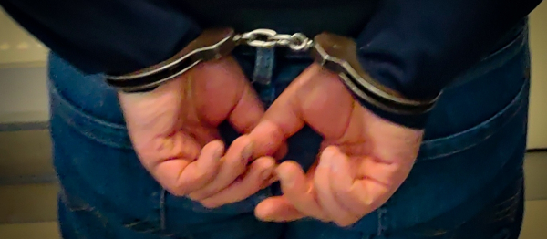 Poszukiwany za kradzieże z włamaniem w rękach policjant&oacute;w