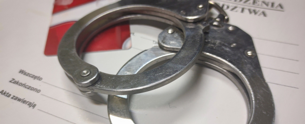 Sok&oacute;lscy Policjanci Zatrzymali 28-latka za Serię Kradzieży z Użyciem Znalezionej Karty Bankomatowej