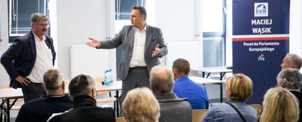 Spotkanie z europosłem Maciejem Wąsikiem w Nowym Dworze – rozmowy o bezpieczeństwie i przyszłości Polski