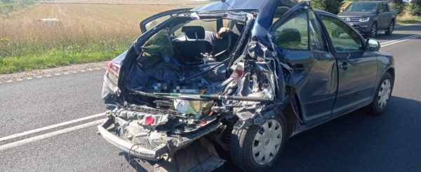 Zderzenie ciężar&oacute;wki z samochodem osobowym [Zdjęcia]