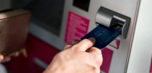 Niekt&oacute;rzy emeryci i renciści otrzymają zwaloryzowane świadczenie wcześniej niż zwykle