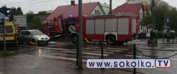 NA SYGNALE: W&oacute;z strażacki wjechał w dom [Zdjecia]