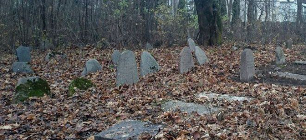 Wiosenne sprzątanie cmentarza żydowskiego