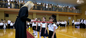 Pasowanie na uczniów klas pierwszych w dąbrowskiej podstawówce