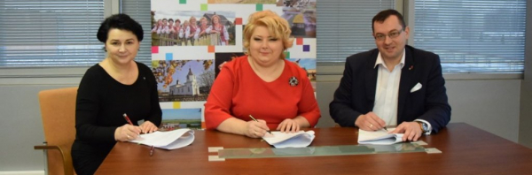 Podpisanie umowy na realizację projektu &bdquo;Wykonanie placu zabaw nad zalewem w Sok&oacute;łce&rdquo; [Zdjęcia]