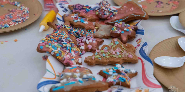 Pierniki &ndash; małe świąteczne cuda. A w Popławcach powstają razem z dziećmi