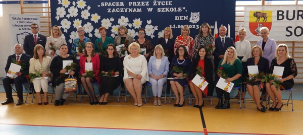 Wyr&oacute;żnienia Dla Nauczycieli i Dyrektor&oacute;w z Sok&oacute;lskiej Gminy z Okazji Dnia Edukacji Narodowej [Zdjęcia]