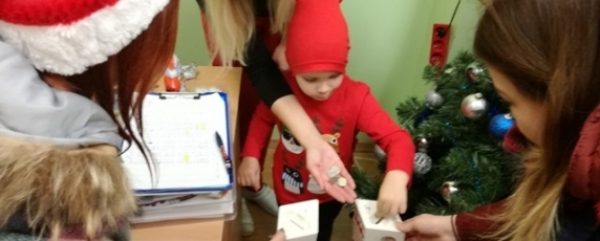 Śpiewając i rozdając słodkie upominki zbierali datki dla swoich koleg&oacute;w [Zdjęcia]