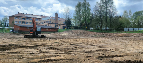 Rozpoczęcie prac budowlanych na kompleksie boisk przy Zespole Szk&oacute;ł Samorządowych w Janowie [Zdjęcia]