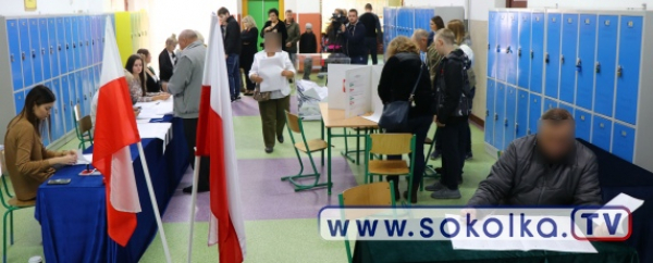 Tłumy w lokalach wyborczych w Sok&oacute;łce [Film i Zdjęcia]
