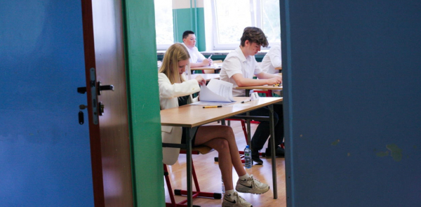 CKE: &oacute;smoklasiści zdobyli średnio 66 proc. punkt&oacute;w z polskiego i 53 proc. z matematyki