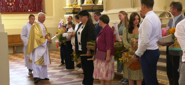 Wieńce, dary i modlitwa. Dożynki w R&oacute;żanymstoku
