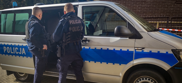 Poszukiwany dwoma listami gończymi w rękach policjant&oacute;w