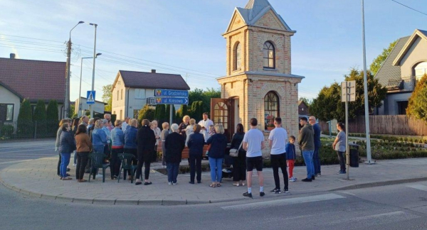 Spotkali się jak dawniej &ndash; przy odnowionej kapliczce [Zdjęcia]