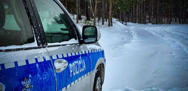 Wracał ze szpitala w letnich butach. Pomogli mu sok&oacute;lscy policjanci