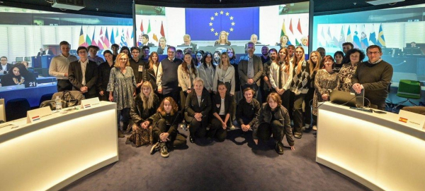 Symulacja dyskusji nad etyczną modą: Młodzież z Sok&oacute;łki w akcji na zaproszenie Polskiej Fundacji Dzieci i Młodzieży [Film, Zdjęcia]