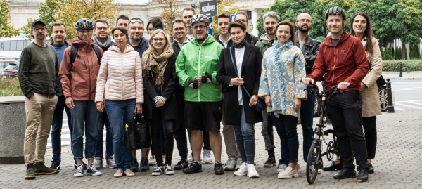 Czym najlepiej poruszać się po mieście? Rower z najwyższą punktacją, a samoch&oacute;d elektryczny najszybszy w warszawskiej edycji Wielkiego Testu Mobilności Miejskiej 2023
