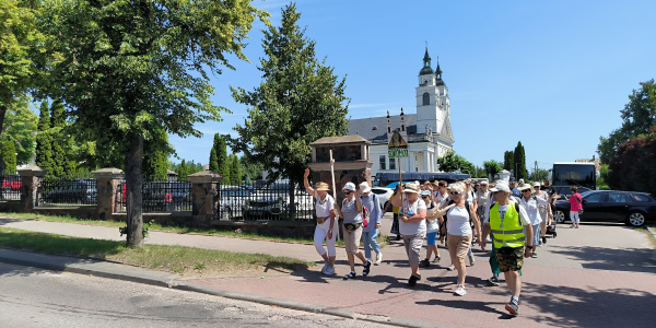 Upał nie zniechęcił pielgrzym&oacute;w zmierzających do R&oacute;żanegostoku