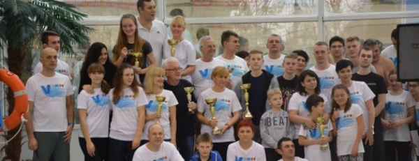 135 os&oacute;b przepłynęło aż 330 km i 825 m na maratonie pływackim [Wyniki i Zdjęcia]