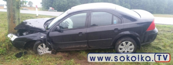 NA SYGNALE: Ford uderzył w drzewo [Zdjęcia]