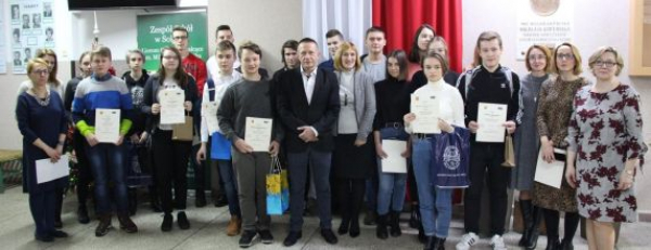 Sukces uczni&oacute;w "zawod&oacute;wki" w konkursie "Master of Words" [Zdjęcia]