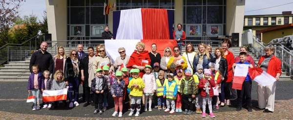 Wsp&oacute;lnie uszyli biało &ndash; czerwoną flagę [Zdjęcia]
