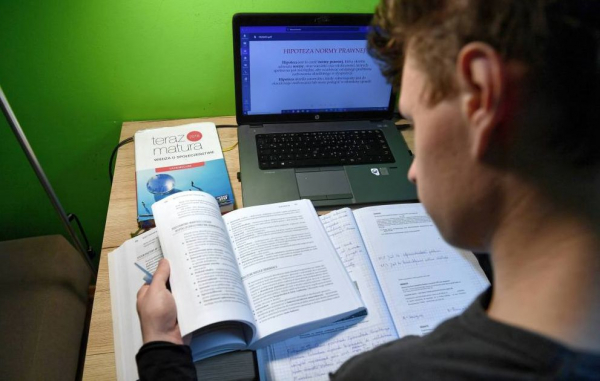 Naukowcy podsumowali samopoczucie uczni&oacute;w po roku zdalnej nauki